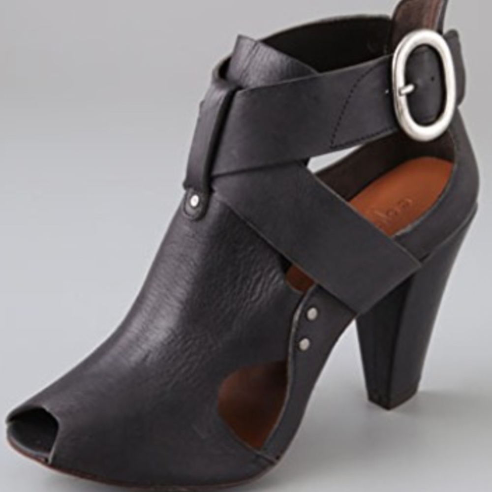🎉 HP🎉 Coclico Pembrook cutout Bootie.